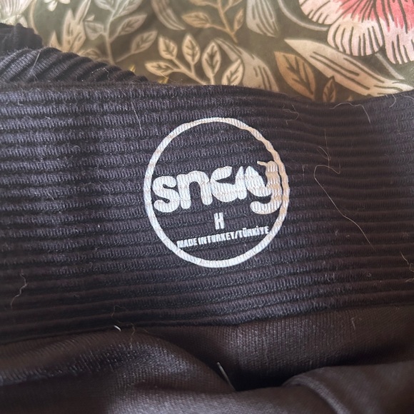 Elegant Black Women's Skirt - Picture 3 of 4